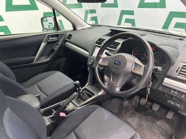 スバル フォレスター 2．0i 鹿児島県 2014(平26)年 9.4万km サテンホワイトパール 純正SDナビ/(AM/FM/CD/DVD/Bluetooth/TV)/フルセグTV/バックカメラ/ETC/スペアキー１本/社外アルミホイール/横滑り防止/ヘッドライトレベライザー
