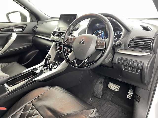 三菱 エクリプス クロス ＰＨＥＶ P 福島県 2021(令3)年 6.8万km ホワイトダイヤモンド eアシスト/・衝突軽減ブレーキ/・車線逸脱警報装置/・ブラインドスポットモニター/・コーナーセンサー/・レーダークルーズコントロール/・ヘッドアップディスプレイ/純正ナビ/・フルセグTV/Bluetooth/USB/・全方位カメラ/・ETC/・ドライブレコーダー/アイドリングストップ/電子パーキング/・オートホールド/革巻きステアリング/・ステアリングリモコン/・パドルシフト/・ステアリングヒーター/パワーシート(運転席)/・シートヒーター(運転席/助手席)/プッシュスタート/・スマートキー/LEDヘッドライト/・オートライト/・フォグライト/電動格納ミラー/純正フロアマット/ドアバイザー