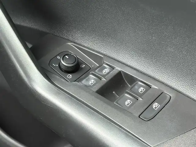 フォルクスワーゲン ＶＷ ポロ TSIトレンドライン 三重県 2021(令3)年 3.5万km 白 ♪走行35093km/♪車検 令和8年12月24日迄/♪ターボ/フロントアシスト/純正ディスプレイオーディオ/・Bluetoothオーディオ/・Apple Car Play/・Android Auto/ステアリングスイッチ/アイドリングストップ/オートライト/ウィンカーミラー/オートリトラクタブルミラー/ヘッドライトレベライザー/プライバシーガラス/フロアマット/ETC2.0/サイド/カーテンエアバック