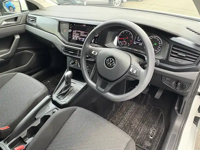 フォルクスワーゲン ＶＷ ポロ TSIトレンドライン 三重県 2021(令3)年 3.5万km 白 ♪走行35093km/♪車検 令和8年12月24日迄/♪ターボ/フロントアシスト/純正ディスプレイオーディオ/・Bluetoothオーディオ/・Apple Car Play/・Android Auto/ステアリングスイッチ/アイドリングストップ/オートライト/ウィンカーミラー/オートリトラクタブルミラー/ヘッドライトレベライザー/プライバシーガラス/フロアマット/ETC2.0/サイド/カーテンエアバック