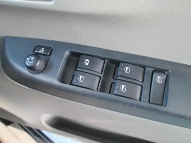 ダイハツ ミラ イース X 千葉県 2012(平24)年 7.1万km ブラックマイカメタリック ワンオーナー/純正オーディオ【CD/AUX/ラジオ】/アイドリングストップ/ヘッドライトレベライザー/電動格納式ミラー/純正フロアマット/純正ドアバイザー/スペアキー(1本)/新車時保証書/取扱説明書