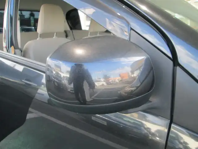 ダイハツ ミラ イース X 千葉県 2012(平24)年 7.1万km ブラックマイカメタリック ワンオーナー/純正オーディオ【CD/AUX/ラジオ】/アイドリングストップ/ヘッドライトレベライザー/電動格納式ミラー/純正フロアマット/純正ドアバイザー/スペアキー(1本)/新車時保証書/取扱説明書