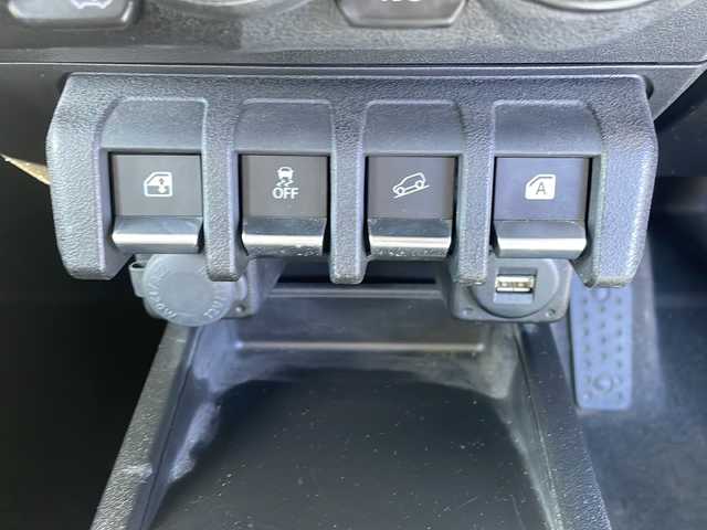 スズキ ジムニー XC 三重県 2018(平30)年 4.8万km シフォンアイボリーメタリックブラック2トーンルーフ 禁煙　/社外ナビ/ビルトインETC/4WD/シートヒーター/ヒーテッドドアミラー/インタークーラーターボ/アダプティブクルーズコントロール/レーンキープアシスト/ダウンヒルアシストコントロール/デュアルセンサーブレーキサポート/プリクラッシュ/革巻きステア/ステアスイッチ/LEDオートライト