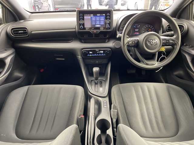 トヨタ ヤリス ハイブリッド X 兵庫県 2020(令2)年 7.1万km シルバーM ・純正ナビ/USB/MiraCast/BT/Apple Car Play・AndroidAuto/・バックカメラ/・ビルトインETC/・ドライブモード（エコ・パワー）/・ヘッドライトレベライザー/・トヨタセーフティセンス/・オートマチックハイビーム/・レーントレーシングアシスト/・衝突軽減ブレーキ/・クリアランスソナー/・パーキングサポートブレーキ/・ロードサインアシスト/・先行車発進告知/・後退速度抑制/・レーダークルーズコントロール/・横滑り防止装置/・ドアバイザー/・純正フロアマット/・電動格納ミラー/・ステアリングスイッチ/・取扱説明書