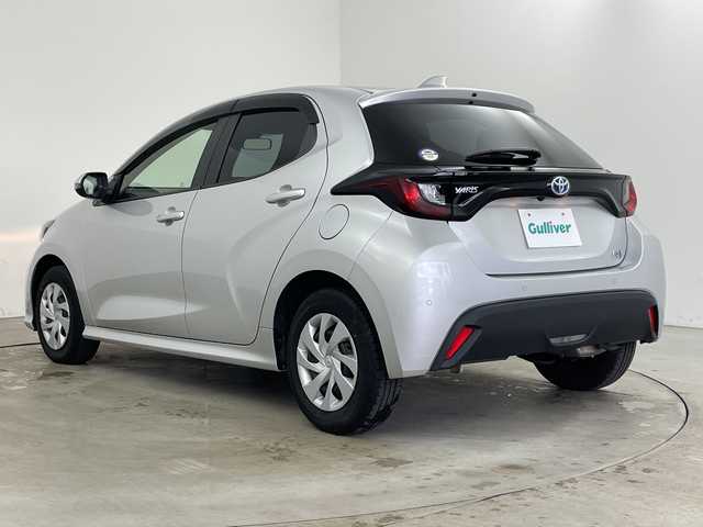 トヨタ ヤリス ハイブリッド X 兵庫県 2020(令2)年 7.1万km シルバーM ・純正ナビ/USB/MiraCast/BT/Apple Car Play・AndroidAuto/・バックカメラ/・ビルトインETC/・ドライブモード（エコ・パワー）/・ヘッドライトレベライザー/・トヨタセーフティセンス/・オートマチックハイビーム/・レーントレーシングアシスト/・衝突軽減ブレーキ/・クリアランスソナー/・パーキングサポートブレーキ/・ロードサインアシスト/・先行車発進告知/・後退速度抑制/・レーダークルーズコントロール/・横滑り防止装置/・ドアバイザー/・純正フロアマット/・電動格納ミラー/・ステアリングスイッチ/・取扱説明書