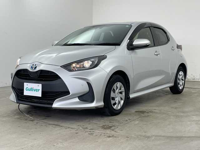 トヨタ ヤリス ハイブリッド X 兵庫県 2020(令2)年 7.1万km シルバーM ・純正ナビ/USB/MiraCast/BT/Apple Car Play・AndroidAuto/・バックカメラ/・ビルトインETC/・ドライブモード（エコ・パワー）/・ヘッドライトレベライザー/・トヨタセーフティセンス/・オートマチックハイビーム/・レーントレーシングアシスト/・衝突軽減ブレーキ/・クリアランスソナー/・パーキングサポートブレーキ/・ロードサインアシスト/・先行車発進告知/・後退速度抑制/・レーダークルーズコントロール/・横滑り防止装置/・ドアバイザー/・純正フロアマット/・電動格納ミラー/・ステアリングスイッチ/・取扱説明書