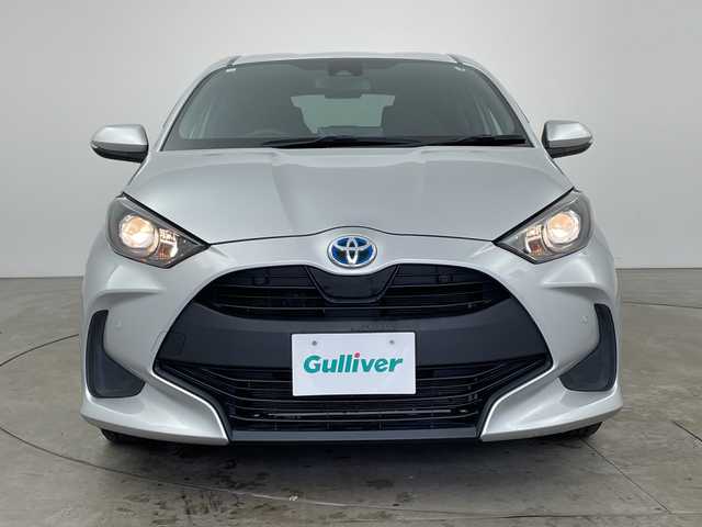 トヨタ ヤリス ハイブリッド X 兵庫県 2020(令2)年 7.1万km シルバーM ・純正ナビ/USB/MiraCast/BT/Apple Car Play・AndroidAuto/・バックカメラ/・ビルトインETC/・ドライブモード（エコ・パワー）/・ヘッドライトレベライザー/・トヨタセーフティセンス/・オートマチックハイビーム/・レーントレーシングアシスト/・衝突軽減ブレーキ/・クリアランスソナー/・パーキングサポートブレーキ/・ロードサインアシスト/・先行車発進告知/・後退速度抑制/・レーダークルーズコントロール/・横滑り防止装置/・ドアバイザー/・純正フロアマット/・電動格納ミラー/・ステアリングスイッチ/・取扱説明書