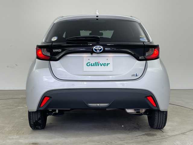 トヨタ ヤリス ハイブリッド X 兵庫県 2020(令2)年 7.1万km シルバーM ・純正ナビ/USB/MiraCast/BT/Apple Car Play・AndroidAuto/・バックカメラ/・ビルトインETC/・ドライブモード（エコ・パワー）/・ヘッドライトレベライザー/・トヨタセーフティセンス/・オートマチックハイビーム/・レーントレーシングアシスト/・衝突軽減ブレーキ/・クリアランスソナー/・パーキングサポートブレーキ/・ロードサインアシスト/・先行車発進告知/・後退速度抑制/・レーダークルーズコントロール/・横滑り防止装置/・ドアバイザー/・純正フロアマット/・電動格納ミラー/・ステアリングスイッチ/・取扱説明書
