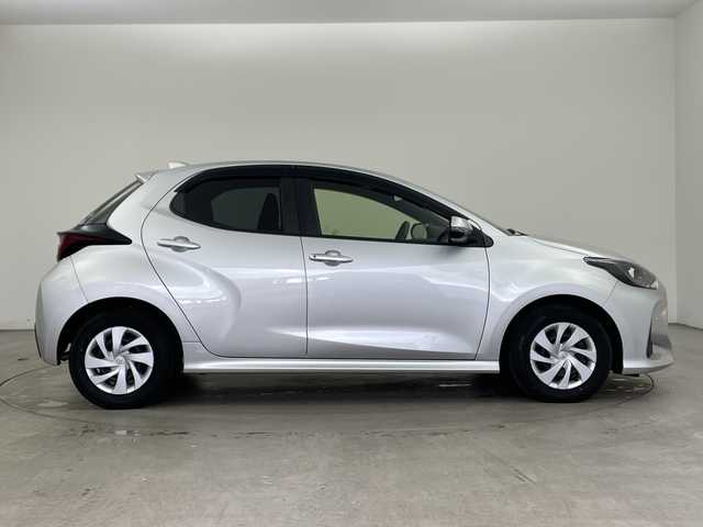 トヨタ ヤリス ハイブリッド X 兵庫県 2020(令2)年 7.1万km シルバーM ・純正ナビ/USB/MiraCast/BT/Apple Car Play・AndroidAuto/・バックカメラ/・ビルトインETC/・ドライブモード（エコ・パワー）/・ヘッドライトレベライザー/・トヨタセーフティセンス/・オートマチックハイビーム/・レーントレーシングアシスト/・衝突軽減ブレーキ/・クリアランスソナー/・パーキングサポートブレーキ/・ロードサインアシスト/・先行車発進告知/・後退速度抑制/・レーダークルーズコントロール/・横滑り防止装置/・ドアバイザー/・純正フロアマット/・電動格納ミラー/・ステアリングスイッチ/・取扱説明書