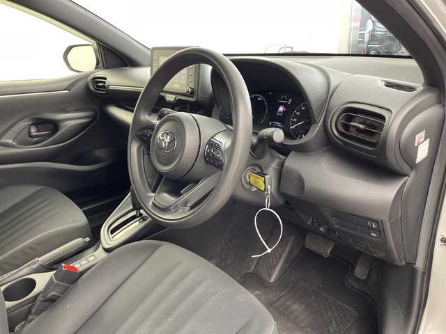 トヨタ ヤリス ハイブリッド X 兵庫県 2020(令2)年 7.1万km シルバーM ・純正ナビ/USB/MiraCast/BT/Apple Car Play・AndroidAuto/・バックカメラ/・ビルトインETC/・ドライブモード（エコ・パワー）/・ヘッドライトレベライザー/・トヨタセーフティセンス/・オートマチックハイビーム/・レーントレーシングアシスト/・衝突軽減ブレーキ/・クリアランスソナー/・パーキングサポートブレーキ/・ロードサインアシスト/・先行車発進告知/・後退速度抑制/・レーダークルーズコントロール/・横滑り防止装置/・ドアバイザー/・純正フロアマット/・電動格納ミラー/・ステアリングスイッチ/・取扱説明書