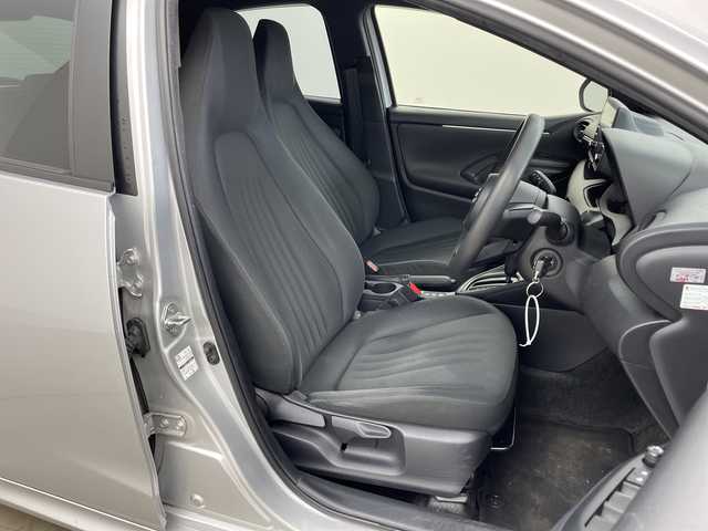 トヨタ ヤリス ハイブリッド X 兵庫県 2020(令2)年 7.1万km シルバーM ・純正ナビ/USB/MiraCast/BT/Apple Car Play・AndroidAuto/・バックカメラ/・ビルトインETC/・ドライブモード（エコ・パワー）/・ヘッドライトレベライザー/・トヨタセーフティセンス/・オートマチックハイビーム/・レーントレーシングアシスト/・衝突軽減ブレーキ/・クリアランスソナー/・パーキングサポートブレーキ/・ロードサインアシスト/・先行車発進告知/・後退速度抑制/・レーダークルーズコントロール/・横滑り防止装置/・ドアバイザー/・純正フロアマット/・電動格納ミラー/・ステアリングスイッチ/・取扱説明書