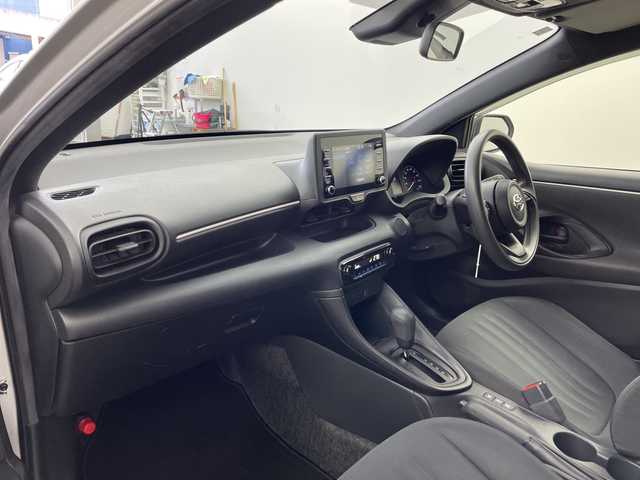 トヨタ ヤリス ハイブリッド X 兵庫県 2020(令2)年 7.1万km シルバーM ・純正ナビ/USB/MiraCast/BT/Apple Car Play・AndroidAuto/・バックカメラ/・ビルトインETC/・ドライブモード（エコ・パワー）/・ヘッドライトレベライザー/・トヨタセーフティセンス/・オートマチックハイビーム/・レーントレーシングアシスト/・衝突軽減ブレーキ/・クリアランスソナー/・パーキングサポートブレーキ/・ロードサインアシスト/・先行車発進告知/・後退速度抑制/・レーダークルーズコントロール/・横滑り防止装置/・ドアバイザー/・純正フロアマット/・電動格納ミラー/・ステアリングスイッチ/・取扱説明書