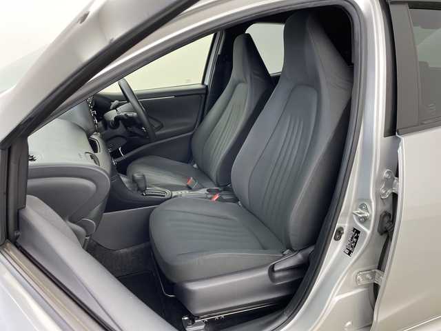 トヨタ ヤリス ハイブリッド X 兵庫県 2020(令2)年 7.1万km シルバーM ・純正ナビ/USB/MiraCast/BT/Apple Car Play・AndroidAuto/・バックカメラ/・ビルトインETC/・ドライブモード（エコ・パワー）/・ヘッドライトレベライザー/・トヨタセーフティセンス/・オートマチックハイビーム/・レーントレーシングアシスト/・衝突軽減ブレーキ/・クリアランスソナー/・パーキングサポートブレーキ/・ロードサインアシスト/・先行車発進告知/・後退速度抑制/・レーダークルーズコントロール/・横滑り防止装置/・ドアバイザー/・純正フロアマット/・電動格納ミラー/・ステアリングスイッチ/・取扱説明書