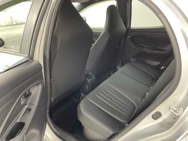 トヨタ ヤリス ハイブリッド X 兵庫県 2020(令2)年 7.1万km シルバーM ・純正ナビ/USB/MiraCast/BT/Apple Car Play・AndroidAuto/・バックカメラ/・ビルトインETC/・ドライブモード（エコ・パワー）/・ヘッドライトレベライザー/・トヨタセーフティセンス/・オートマチックハイビーム/・レーントレーシングアシスト/・衝突軽減ブレーキ/・クリアランスソナー/・パーキングサポートブレーキ/・ロードサインアシスト/・先行車発進告知/・後退速度抑制/・レーダークルーズコントロール/・横滑り防止装置/・ドアバイザー/・純正フロアマット/・電動格納ミラー/・ステアリングスイッチ/・取扱説明書