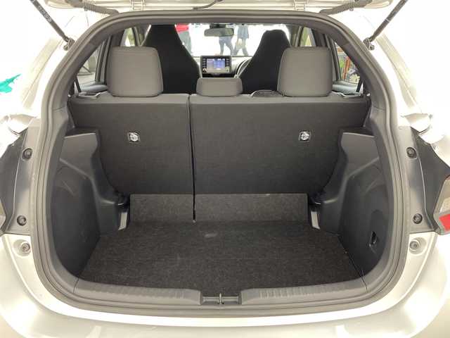 トヨタ ヤリス ハイブリッド X 兵庫県 2020(令2)年 7.1万km シルバーM ・純正ナビ/USB/MiraCast/BT/Apple Car Play・AndroidAuto/・バックカメラ/・ビルトインETC/・ドライブモード（エコ・パワー）/・ヘッドライトレベライザー/・トヨタセーフティセンス/・オートマチックハイビーム/・レーントレーシングアシスト/・衝突軽減ブレーキ/・クリアランスソナー/・パーキングサポートブレーキ/・ロードサインアシスト/・先行車発進告知/・後退速度抑制/・レーダークルーズコントロール/・横滑り防止装置/・ドアバイザー/・純正フロアマット/・電動格納ミラー/・ステアリングスイッチ/・取扱説明書