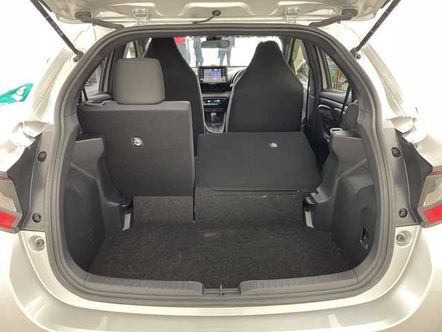 トヨタ ヤリス ハイブリッド X 兵庫県 2020(令2)年 7.1万km シルバーM ・純正ナビ/USB/MiraCast/BT/Apple Car Play・AndroidAuto/・バックカメラ/・ビルトインETC/・ドライブモード（エコ・パワー）/・ヘッドライトレベライザー/・トヨタセーフティセンス/・オートマチックハイビーム/・レーントレーシングアシスト/・衝突軽減ブレーキ/・クリアランスソナー/・パーキングサポートブレーキ/・ロードサインアシスト/・先行車発進告知/・後退速度抑制/・レーダークルーズコントロール/・横滑り防止装置/・ドアバイザー/・純正フロアマット/・電動格納ミラー/・ステアリングスイッチ/・取扱説明書