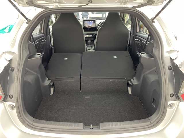 トヨタ ヤリス ハイブリッド X 兵庫県 2020(令2)年 7.1万km シルバーM ・純正ナビ/USB/MiraCast/BT/Apple Car Play・AndroidAuto/・バックカメラ/・ビルトインETC/・ドライブモード（エコ・パワー）/・ヘッドライトレベライザー/・トヨタセーフティセンス/・オートマチックハイビーム/・レーントレーシングアシスト/・衝突軽減ブレーキ/・クリアランスソナー/・パーキングサポートブレーキ/・ロードサインアシスト/・先行車発進告知/・後退速度抑制/・レーダークルーズコントロール/・横滑り防止装置/・ドアバイザー/・純正フロアマット/・電動格納ミラー/・ステアリングスイッチ/・取扱説明書