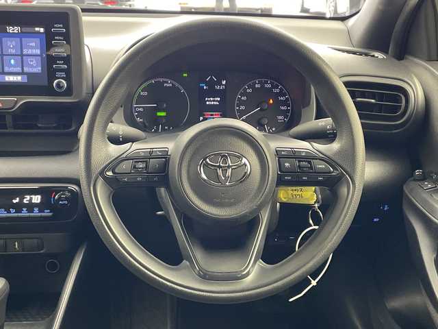 トヨタ ヤリス ハイブリッド X 兵庫県 2020(令2)年 7.1万km シルバーM ・純正ナビ/USB/MiraCast/BT/Apple Car Play・AndroidAuto/・バックカメラ/・ビルトインETC/・ドライブモード（エコ・パワー）/・ヘッドライトレベライザー/・トヨタセーフティセンス/・オートマチックハイビーム/・レーントレーシングアシスト/・衝突軽減ブレーキ/・クリアランスソナー/・パーキングサポートブレーキ/・ロードサインアシスト/・先行車発進告知/・後退速度抑制/・レーダークルーズコントロール/・横滑り防止装置/・ドアバイザー/・純正フロアマット/・電動格納ミラー/・ステアリングスイッチ/・取扱説明書