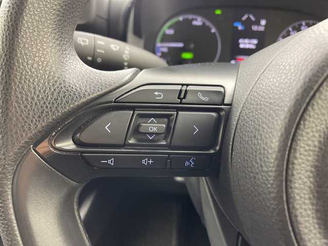 トヨタ ヤリス ハイブリッド X 兵庫県 2020(令2)年 7.1万km シルバーM ・純正ナビ/USB/MiraCast/BT/Apple Car Play・AndroidAuto/・バックカメラ/・ビルトインETC/・ドライブモード（エコ・パワー）/・ヘッドライトレベライザー/・トヨタセーフティセンス/・オートマチックハイビーム/・レーントレーシングアシスト/・衝突軽減ブレーキ/・クリアランスソナー/・パーキングサポートブレーキ/・ロードサインアシスト/・先行車発進告知/・後退速度抑制/・レーダークルーズコントロール/・横滑り防止装置/・ドアバイザー/・純正フロアマット/・電動格納ミラー/・ステアリングスイッチ/・取扱説明書