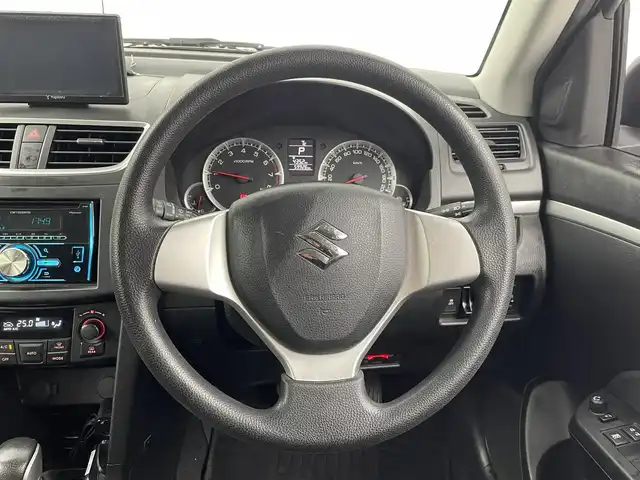 スズキ スイフト XG 群馬県 2015(平27)年 6万km スノーホワイトパール ４ＷＤ　社外オーディオ　シートヒーター　純正１５インチホイール　ＥＴＣ　スマートキー　スペアキー　横滑り防止装置　盗難防止装置　ＡＢＳ　オートエアコン　パワーウィンドウ　パワーステアリング　禁煙車