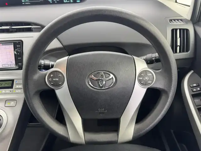 トヨタ プリウス S 愛知県 2014(平26)年 3.6万km ホワイトパールクリスタルシャイン 純正ナビ　/（フルセグ／Ｂｌｕｅｔｏｏｔｈ／ＣＤ／ＤＶＤ）　/バックモニター　/横滑り防止　/オートライト　/電動格納ミラー　/ステアリングスイッチ　/プッシュスタート　/ETC　/純正ホイールキャップ