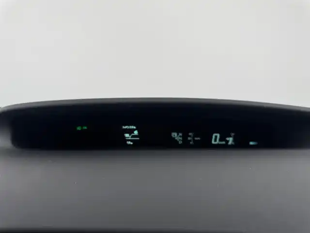 トヨタ プリウス S 愛知県 2014(平26)年 3.6万km ホワイトパールクリスタルシャイン 純正ナビ　/（フルセグ／Ｂｌｕｅｔｏｏｔｈ／ＣＤ／ＤＶＤ）　/バックモニター　/横滑り防止　/オートライト　/電動格納ミラー　/ステアリングスイッチ　/プッシュスタート　/ETC　/純正ホイールキャップ