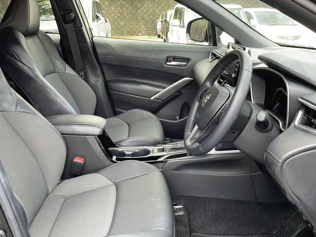 トヨタ カローラ クロス Z 京都府 2022(令4)年 1.4万km アティチュードブラックマイカ ワンオーナー/純正ディスプレイオーディオ（ナビ機能付き）/ ・BT/AM/FM/ ・バックカメラ・360度カメラ/ビルトインETC/ドライブレコーダー前後/ルーフレール/レーダークルーズコントロール/電動パーキングブレーキ/プッシュスタート/プリクラッシュセーフティ/ブラインドスポットモニター/パワートランク/パワーシート/ハーフレザーシート/電格ウィンカーミラー/オートリトラクタブルミラー/オートライト/オートハイビーム/オールオートパワーウィンドウ/車線逸脱防止機能/純正フロアマット/純正ドアバイザー/保証書/取扱説明書/スマートキースペア×１
