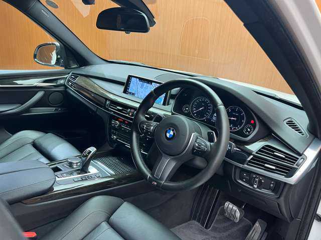 ＢＭＷ Ｘ５ xDrive 35d Mスポーツ 千葉県 2018(平30)年 4.9万km アルピンホワイトⅢ ７人乗り　/プライムＰＫＧ　/セレクトＰＫＧ　/パノラマＳＲ　/ＡＣＣ　/黒革シート　/ｈａｒｍａｎｋａｒｄｏｎサウンド　/シートヒーター　/電動リアゲート　/ＰＤＣ　/ＬＥＤライト　/衝突軽減Ｂ　/ＢＳＭ　/ＬＫＡ　/ＥＴＣ