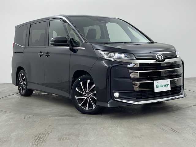 トヨタ ノア S－Z 兵庫県 2022(令4)年 2.5万km グリッターブラックガラスフレーク ・純正ナビ（フルセグ・DVD・CD・Miracast）/・バックカメラ/・両側パワースライドドア/・トヨタセーフティセンス/・プリクラッシュセーフティ/・レーダークルーズコントロール/・レーンディパーチャーアラート/・クリアランスソナー/・オートマチックハイビーム/・レーントレーシングアシスト/・ロードサインアシスト/・フロントクロストラフィックアラート/・発進遅れ告知機能/・プロアクティブドライビングアシスト/・ドライバー異常時対応システム/・ハーフレザーシート/・シートヒーター/・純正17インチアルミホイール/・ビルトインETC2.0/・LEDオートライト/・フォグランプ/・フロアマット/・スマートキー/・プッシュスタート/・オートブレーキホールド/・電動パーキングブレーキ/・カーテンエアバック