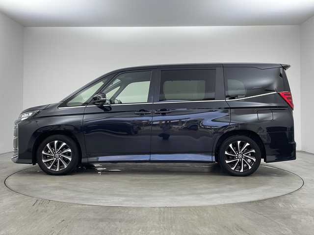 トヨタ ノア S－Z 兵庫県 2022(令4)年 2.5万km グリッターブラックガラスフレーク ・純正ナビ（フルセグ・DVD・CD・Miracast）/・バックカメラ/・両側パワースライドドア/・トヨタセーフティセンス/・プリクラッシュセーフティ/・レーダークルーズコントロール/・レーンディパーチャーアラート/・クリアランスソナー/・オートマチックハイビーム/・レーントレーシングアシスト/・ロードサインアシスト/・フロントクロストラフィックアラート/・発進遅れ告知機能/・プロアクティブドライビングアシスト/・ドライバー異常時対応システム/・ハーフレザーシート/・シートヒーター/・純正17インチアルミホイール/・ビルトインETC2.0/・LEDオートライト/・フォグランプ/・フロアマット/・スマートキー/・プッシュスタート/・オートブレーキホールド/・電動パーキングブレーキ/・カーテンエアバック