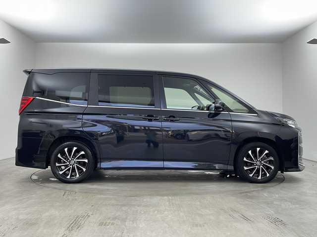トヨタ ノア S－Z 兵庫県 2022(令4)年 2.5万km グリッターブラックガラスフレーク ・純正ナビ（フルセグ・DVD・CD・Miracast）/・バックカメラ/・両側パワースライドドア/・トヨタセーフティセンス/・プリクラッシュセーフティ/・レーダークルーズコントロール/・レーンディパーチャーアラート/・クリアランスソナー/・オートマチックハイビーム/・レーントレーシングアシスト/・ロードサインアシスト/・フロントクロストラフィックアラート/・発進遅れ告知機能/・プロアクティブドライビングアシスト/・ドライバー異常時対応システム/・ハーフレザーシート/・シートヒーター/・純正17インチアルミホイール/・ビルトインETC2.0/・LEDオートライト/・フォグランプ/・フロアマット/・スマートキー/・プッシュスタート/・オートブレーキホールド/・電動パーキングブレーキ/・カーテンエアバック