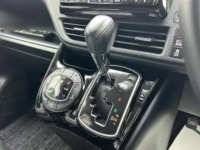 トヨタ ヴォクシー ZS 煌Ⅱ 福岡県 2016(平28)年 8.3万km ホワイトパールクリスタルシャイン アルパイン9型ナビ【フルセグTV/CD/DVD/Bluetooth】 バックカメラ ビルトインETC トヨタセーフティセンス  オートマチックハイビーム フリップダウンモニター 両側パワースライドドア 純正15インチAW 純正フロアマット オートライト LEDヘッドライト LEDフォグ プッシュスタート スマートキー