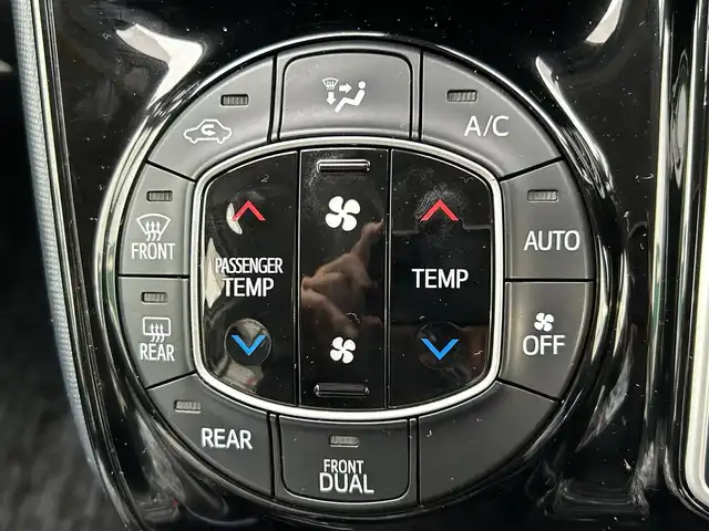 トヨタ ヴォクシー ZS 煌Ⅱ 福岡県 2016(平28)年 8.3万km ホワイトパールクリスタルシャイン アルパイン9型ナビ【フルセグTV/CD/DVD/Bluetooth】 バックカメラ ビルトインETC トヨタセーフティセンス  オートマチックハイビーム フリップダウンモニター 両側パワースライドドア 純正15インチAW 純正フロアマット オートライト LEDヘッドライト LEDフォグ プッシュスタート スマートキー