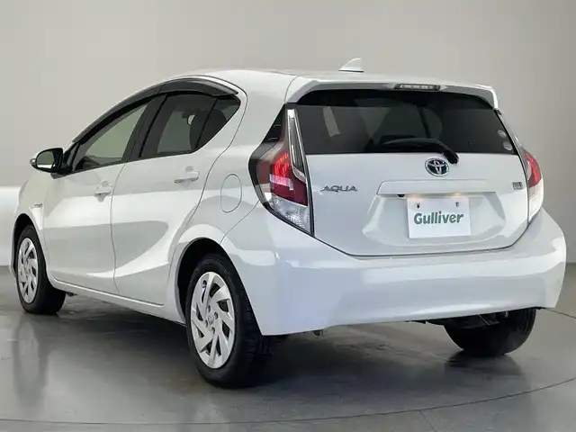 トヨタ アクア S 愛知県 2015(平27)年 3.3万km ライムホワイトパールクリスタルシャイン 純正ナビ　バックカメラ　プッシュスタート　禁煙　ＥＴＣ　オートライト　フォグランプ　電動格納ミラー　ドライブレコーダー　ステアリングスイッチ　純正フロアマット　ドアバイザー　スマートキー　スペアタイヤ