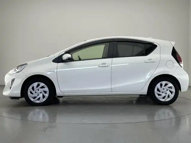 トヨタ アクア S 愛知県 2015(平27)年 3.3万km ライムホワイトパールクリスタルシャイン 純正ナビ　バックカメラ　プッシュスタート　禁煙　ＥＴＣ　オートライト　フォグランプ　電動格納ミラー　ドライブレコーダー　ステアリングスイッチ　純正フロアマット　ドアバイザー　スマートキー　スペアタイヤ