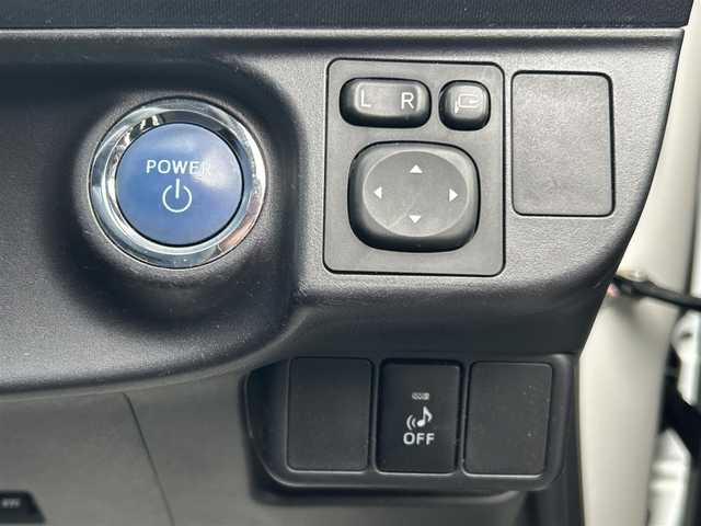 トヨタ アクア S 愛知県 2015(平27)年 3.3万km ライムホワイトパールクリスタルシャイン 純正ナビ　バックカメラ　プッシュスタート　禁煙　ＥＴＣ　オートライト　フォグランプ　電動格納ミラー　ドライブレコーダー　ステアリングスイッチ　純正フロアマット　ドアバイザー　スマートキー　スペアタイヤ