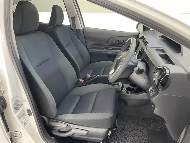 トヨタ アクア S 愛知県 2015(平27)年 3.3万km ライムホワイトパールクリスタルシャイン 純正ナビ　バックカメラ　プッシュスタート　禁煙　ＥＴＣ　オートライト　フォグランプ　電動格納ミラー　ドライブレコーダー　ステアリングスイッチ　純正フロアマット　ドアバイザー　スマートキー　スペアタイヤ