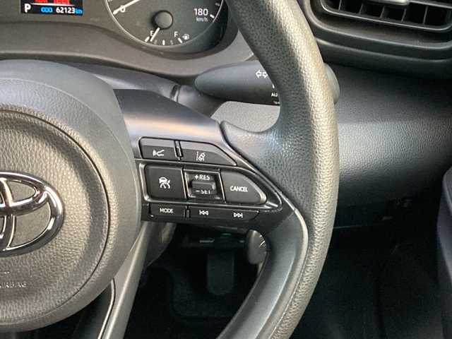 トヨタ ヤリス ハイブリッド X 愛媛県 2022(令4)年 6.3万km スーパーホワイトⅡ 純正ディスプレイオーディオ/・ナビキット/・Bluetooth/バックカメラ/トヨタセーフティセンス/追従クルーズコントロール/ステアリングスイッチ/ＬＥＤヘッドライト/オートライト/オートハイビーム/ＡＣ１００Ｖ/スマートキー/スペアキー/電格ミラー/取扱説明書/保証書