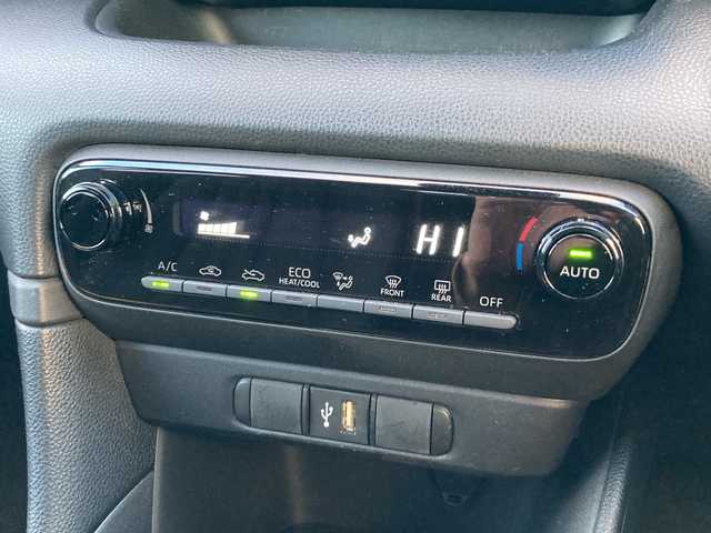 トヨタ ヤリス ハイブリッド X 愛媛県 2022(令4)年 6.3万km スーパーホワイトⅡ 純正ディスプレイオーディオ/・ナビキット/・Bluetooth/バックカメラ/トヨタセーフティセンス/追従クルーズコントロール/ステアリングスイッチ/ＬＥＤヘッドライト/オートライト/オートハイビーム/ＡＣ１００Ｖ/スマートキー/スペアキー/電格ミラー/取扱説明書/保証書