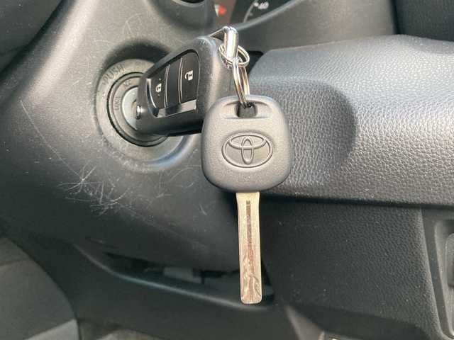 トヨタ ヤリス ハイブリッド X 愛媛県 2022(令4)年 6.3万km スーパーホワイトⅡ 純正ディスプレイオーディオ/・ナビキット/・Bluetooth/バックカメラ/トヨタセーフティセンス/追従クルーズコントロール/ステアリングスイッチ/ＬＥＤヘッドライト/オートライト/オートハイビーム/ＡＣ１００Ｖ/スマートキー/スペアキー/電格ミラー/取扱説明書/保証書