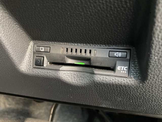 トヨタ ヤリス ハイブリッド X 愛媛県 2022(令4)年 6.3万km スーパーホワイトⅡ 純正ディスプレイオーディオ/・ナビキット/・Bluetooth/バックカメラ/トヨタセーフティセンス/追従クルーズコントロール/ステアリングスイッチ/ＬＥＤヘッドライト/オートライト/オートハイビーム/ＡＣ１００Ｖ/スマートキー/スペアキー/電格ミラー/取扱説明書/保証書