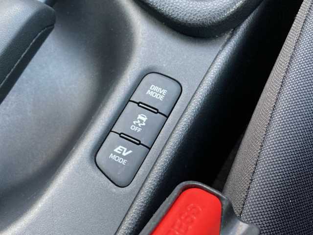 トヨタ ヤリス ハイブリッド X 愛媛県 2022(令4)年 6.3万km スーパーホワイトⅡ 純正ディスプレイオーディオ/・ナビキット/・Bluetooth/バックカメラ/トヨタセーフティセンス/追従クルーズコントロール/ステアリングスイッチ/ＬＥＤヘッドライト/オートライト/オートハイビーム/ＡＣ１００Ｖ/スマートキー/スペアキー/電格ミラー/取扱説明書/保証書