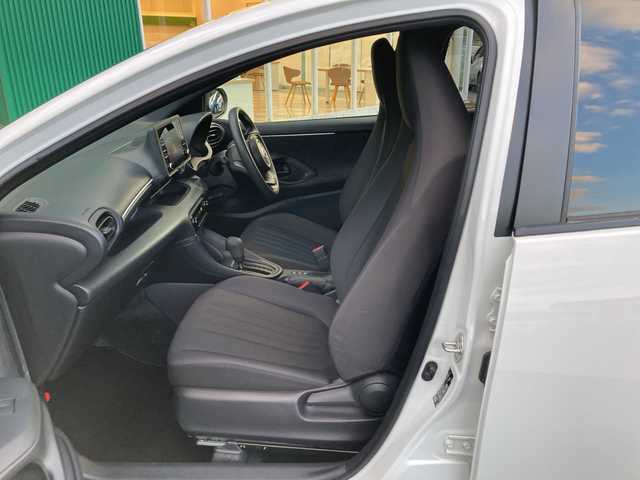 トヨタ ヤリス ハイブリッド X 愛媛県 2022(令4)年 6.3万km スーパーホワイトⅡ 純正ディスプレイオーディオ/・ナビキット/・Bluetooth/バックカメラ/トヨタセーフティセンス/追従クルーズコントロール/ステアリングスイッチ/ＬＥＤヘッドライト/オートライト/オートハイビーム/ＡＣ１００Ｖ/スマートキー/スペアキー/電格ミラー/取扱説明書/保証書