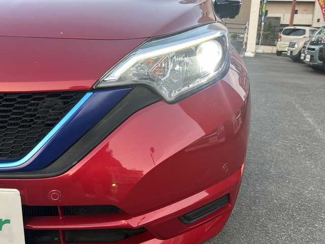 日産 ノート e－パワー X Bアロー 宮崎県 2017(平29)年 6.6万km ガーネットレッド/スーパーブラック 2トーン SDナビ/Bluetooth/CD/DVDチェンジャー/アラウンドビューモニター/フルセグTV/ETC/コーナーセンサー（前後）/LEDライト/レーダークルーズコントロール/レーンアシスト