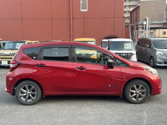 日産 ノート e－パワー X Bアロー 宮崎県 2017(平29)年 6.6万km ガーネットレッド/スーパーブラック 2トーン SDナビ/Bluetooth/CD/DVDチェンジャー/アラウンドビューモニター/フルセグTV/ETC/コーナーセンサー（前後）/LEDライト/レーダークルーズコントロール/レーンアシスト