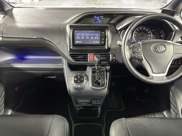 トヨタ ヴォクシー ZS 煌 沖縄県 2016(平28)年 6.4万km パール 県外仕入　/禁煙　/革調シートカバー　/純正ナビ　/フルセグＴＶ　/トヨタセーフティセンス　/バックカメラ　/両側電動パワースライドドア　/ビルトインＥＴＣ　/前方ドライブレコーダー　/フリップダウンモニター/純正16インチアルミホイール/Bluetooth