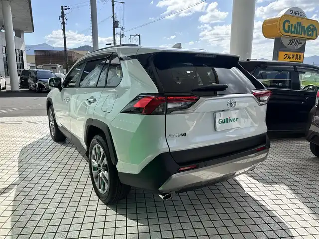 トヨタ ＲＡＶ４ G Zパッケージ 京都府 2025(令7)年 0.1千km プラチナホワイトパールマイカ トヨタセーフティセンス/・プリクラッシュセーフティ/・レーダークルーズコントロール/・レーントレーシングアシストポート/・オートマチックハイビーム/・低速時加速抑制機能/・緊急時操舵支援/・横断歩行者検知機能/・カーブ速度抑制機能/純正10.5インチメモリーナビ、地デジ、Bluetooth/パノラミックビューモニター/パノラマムーンルーフ/運転席パワーシート/シートポジションメモリー/合皮黒革シート（エアーシート、シートヒーター）/デジタルインナーミラー/ハンドルヒーター/パワーバックドア/LEDヘッドランプ/USB端子/ビルトイン2.0ETC