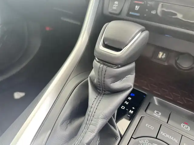 トヨタ ＲＡＶ４ G Zパッケージ 京都府 2025(令7)年 0.1千km プラチナホワイトパールマイカ トヨタセーフティセンス/・プリクラッシュセーフティ/・レーダークルーズコントロール/・レーントレーシングアシストポート/・オートマチックハイビーム/・低速時加速抑制機能/・緊急時操舵支援/・横断歩行者検知機能/・カーブ速度抑制機能/純正10.5インチメモリーナビ、地デジ、Bluetooth/パノラミックビューモニター/パノラマムーンルーフ/運転席パワーシート/シートポジションメモリー/合皮黒革シート（エアーシート、シートヒーター）/デジタルインナーミラー/ハンドルヒーター/パワーバックドア/LEDヘッドランプ/USB端子/ビルトイン2.0ETC