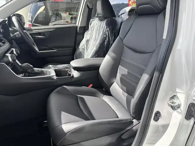 トヨタ ＲＡＶ４ G Zパッケージ 京都府 2025(令7)年 0.1千km プラチナホワイトパールマイカ トヨタセーフティセンス/・プリクラッシュセーフティ/・レーダークルーズコントロール/・レーントレーシングアシストポート/・オートマチックハイビーム/・低速時加速抑制機能/・緊急時操舵支援/・横断歩行者検知機能/・カーブ速度抑制機能/純正10.5インチメモリーナビ、地デジ、Bluetooth/パノラミックビューモニター/パノラマムーンルーフ/運転席パワーシート/シートポジションメモリー/合皮黒革シート（エアーシート、シートヒーター）/デジタルインナーミラー/ハンドルヒーター/パワーバックドア/LEDヘッドランプ/USB端子/ビルトイン2.0ETC