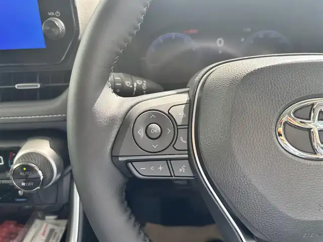 トヨタ ＲＡＶ４ G Zパッケージ 京都府 2025(令7)年 0.1千km プラチナホワイトパールマイカ トヨタセーフティセンス/・プリクラッシュセーフティ/・レーダークルーズコントロール/・レーントレーシングアシストポート/・オートマチックハイビーム/・低速時加速抑制機能/・緊急時操舵支援/・横断歩行者検知機能/・カーブ速度抑制機能/純正10.5インチメモリーナビ、地デジ、Bluetooth/パノラミックビューモニター/パノラマムーンルーフ/運転席パワーシート/シートポジションメモリー/合皮黒革シート（エアーシート、シートヒーター）/デジタルインナーミラー/ハンドルヒーター/パワーバックドア/LEDヘッドランプ/USB端子/ビルトイン2.0ETC